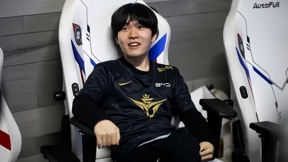 NG大舞台-包含Rookie迎来二十赛季高光表现,FPX球迷沸腾!的词条