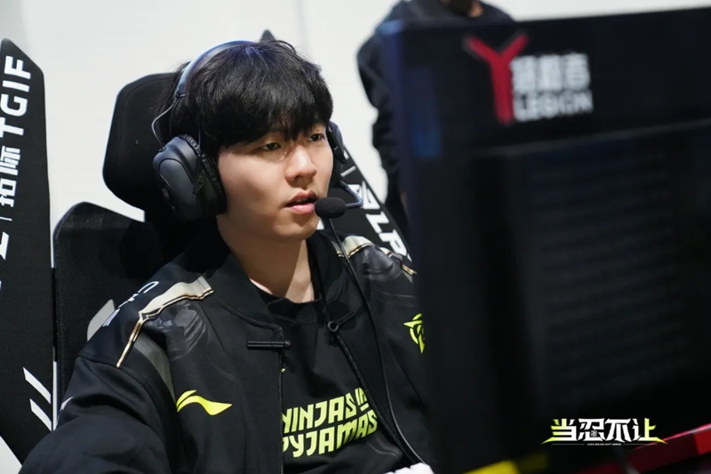 NG大舞台-包含Rookie迎来二十赛季高光表现,FPX球迷沸腾!的词条